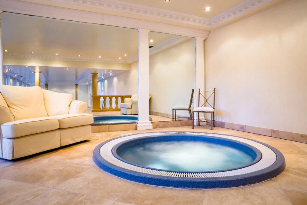 hot tub and swimming pool at netley hall